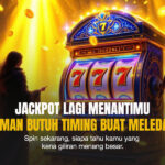 Seorang pemain berdiri di ruangan megah dengan mesin slot klasik menyala angka 777 dan koin emas bertebaran, menggambarkan momen kemenangan besar di Crazy Coin Flip Live.